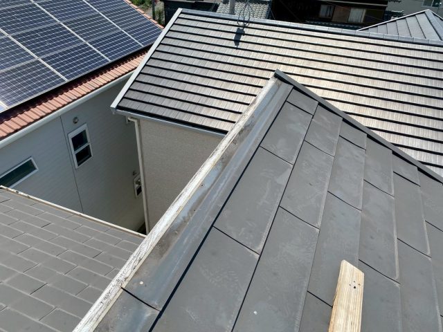 加古川市の既存棟板金の撤去開始